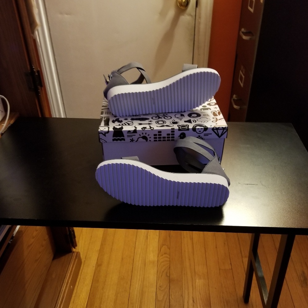 Shoes - Picture 2 of 4